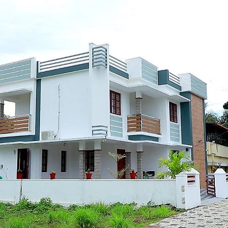Villa Pullad Aranmula Esterno foto