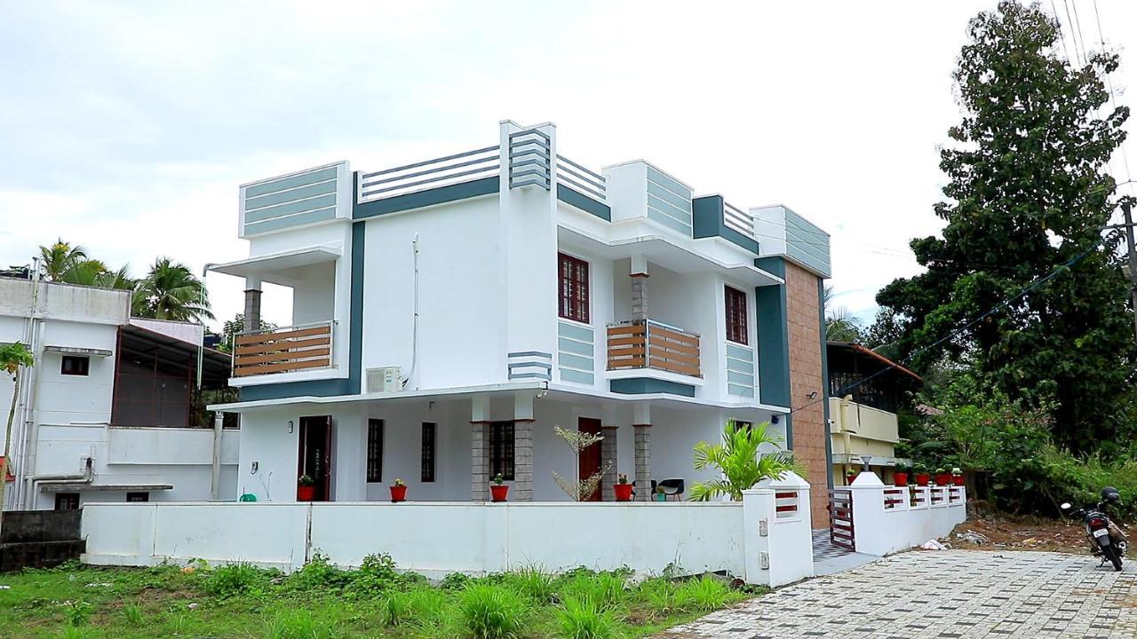 Villa Pullad Aranmula Esterno foto